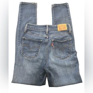 Levi's Women's Skinny Jeans - Blue. High rise, size 28